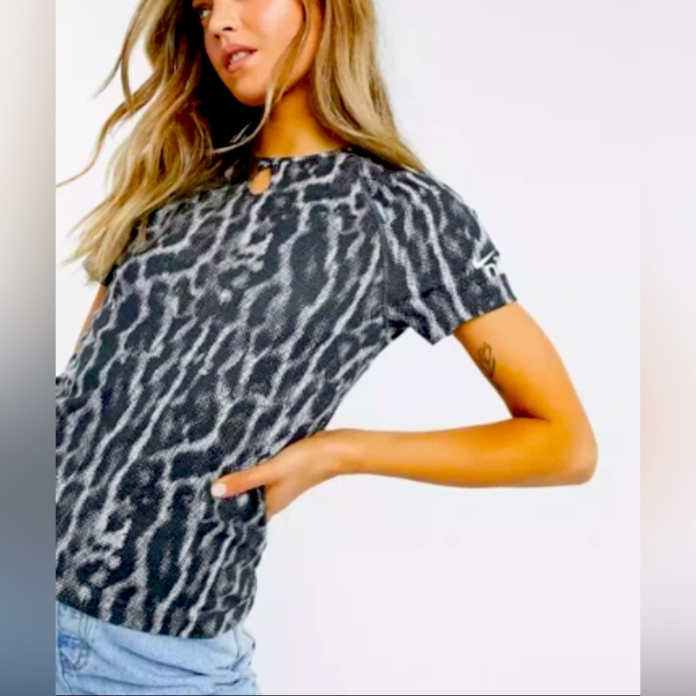 Nike Shirt Women’s M Gym‎ Workout Stretchy Swoosh Animal Print Mob Wife NWT